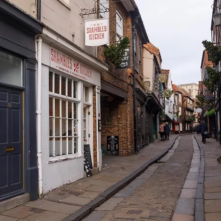 شقة Shambles In The Centre Of York, Sleeps 16 يورك