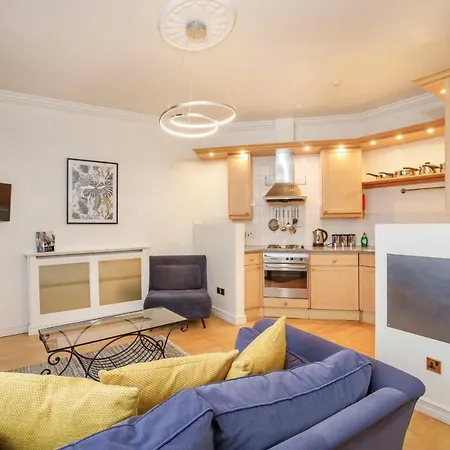 Shambles In The Centre Of York, Sleeps 16