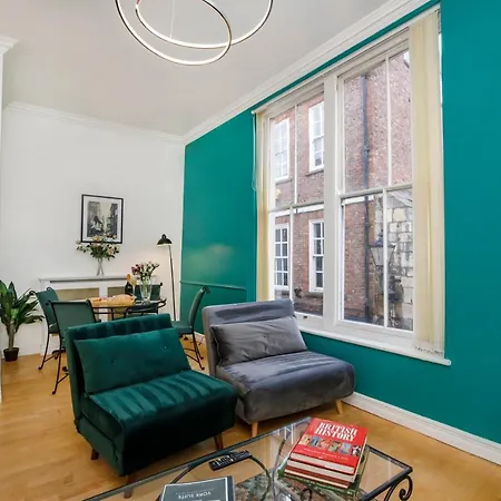 Shambles In The Centre Of York, Sleeps 16 *